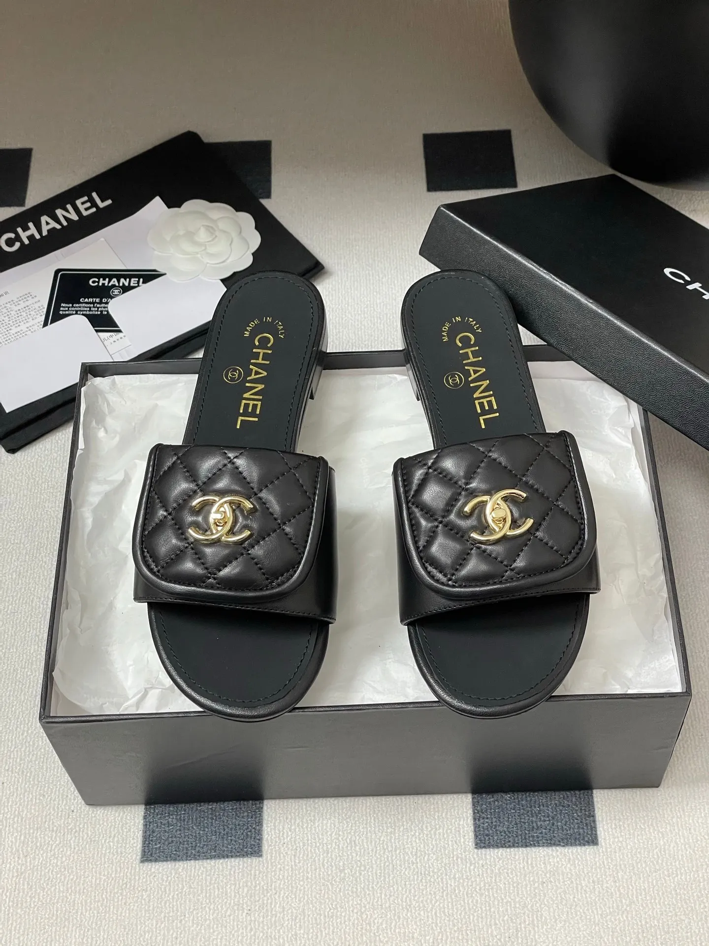 👟👟Ex-factory price 400👟👟 25Fw spring and summer new Chanel Xiaoxiang classic clamshell school bag buckle slippers. Versatile sandals that you don’t get tired of. A super classic style. Casual with exquisiteness and a sure temperament. This spring and summer is a beautiful extra point treasure! Upper: Sheepskin/Denim/Velvet Lining: Sheepskin High Heel: Flat/Thick Heel 5cm Sole: Italian genuine leather outsole Size: 35-39 (40, 41 customization is not returnable)